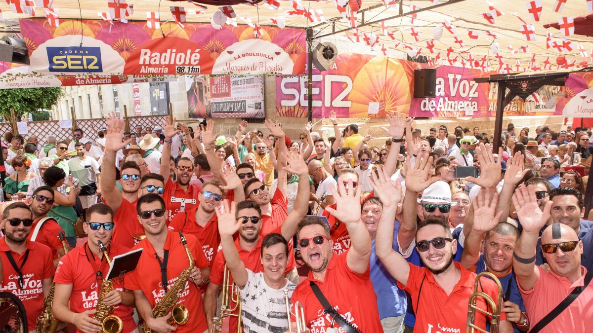 Los almerienses se despiden de la Feria del Mediodía con los sones de la Charanga de LA VOZ.