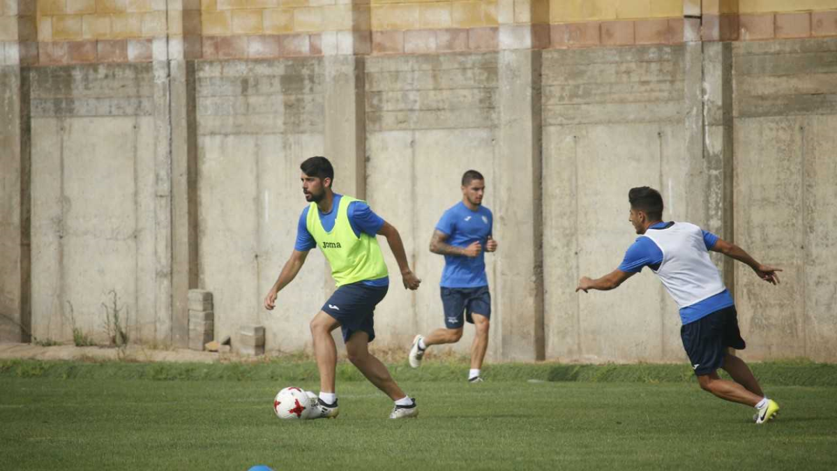 El jugador en un entrenamiento con la primera plantilla.