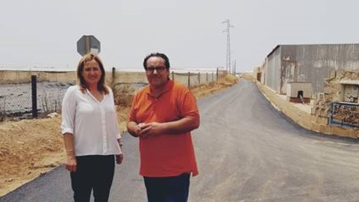 Esperanza Pérez y Manuel Moreno en uno de los caminos.