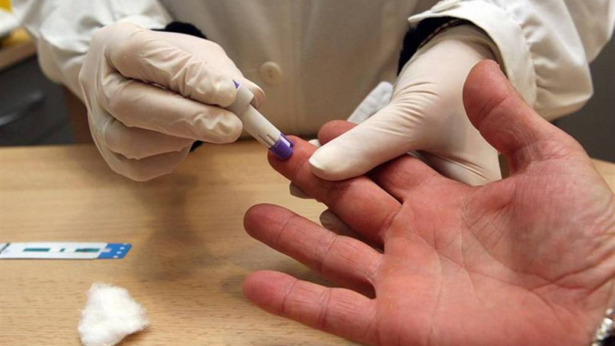 Realización de la prueba para comprobar el nivel de glucosa en sangre.