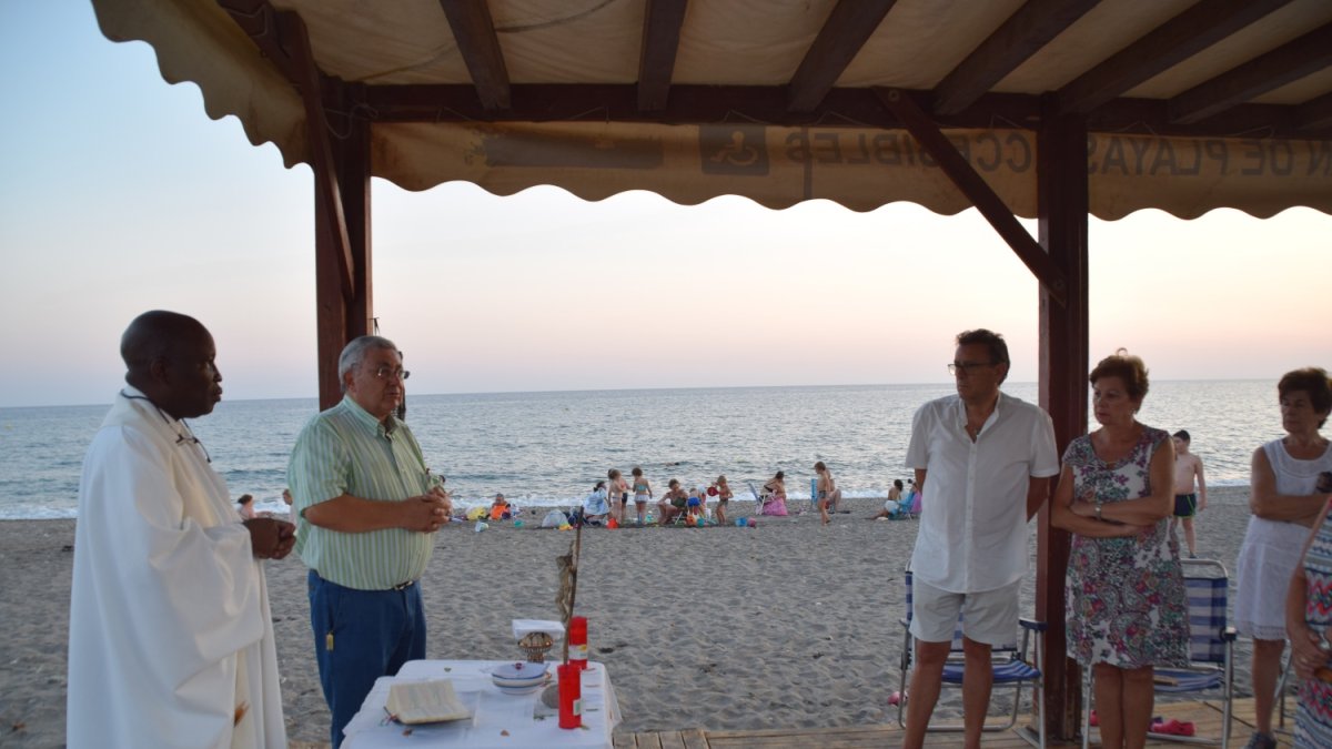 Misa celebrada en la playa de Retamar por los migrantes fallecidos en el mar.