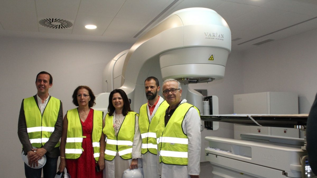 La delegada del Gobierno con el delegado de Igualdad, Salud y Políticas Sociales y el director gerente del Complejo Hospitalario Torrecárdenas.