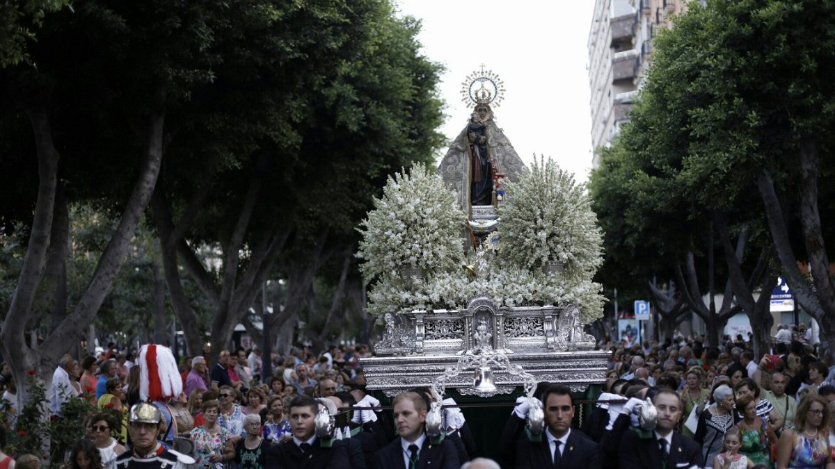 Los fieles arroparon a la Patrona en su recorrido por el centro de Almería.