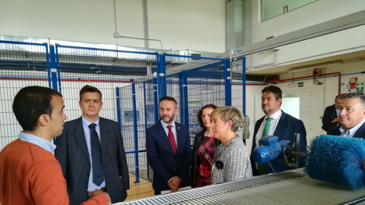 El director general de IDEA en una de sus visitas a empresarios noveles en la sede de Tecnova.