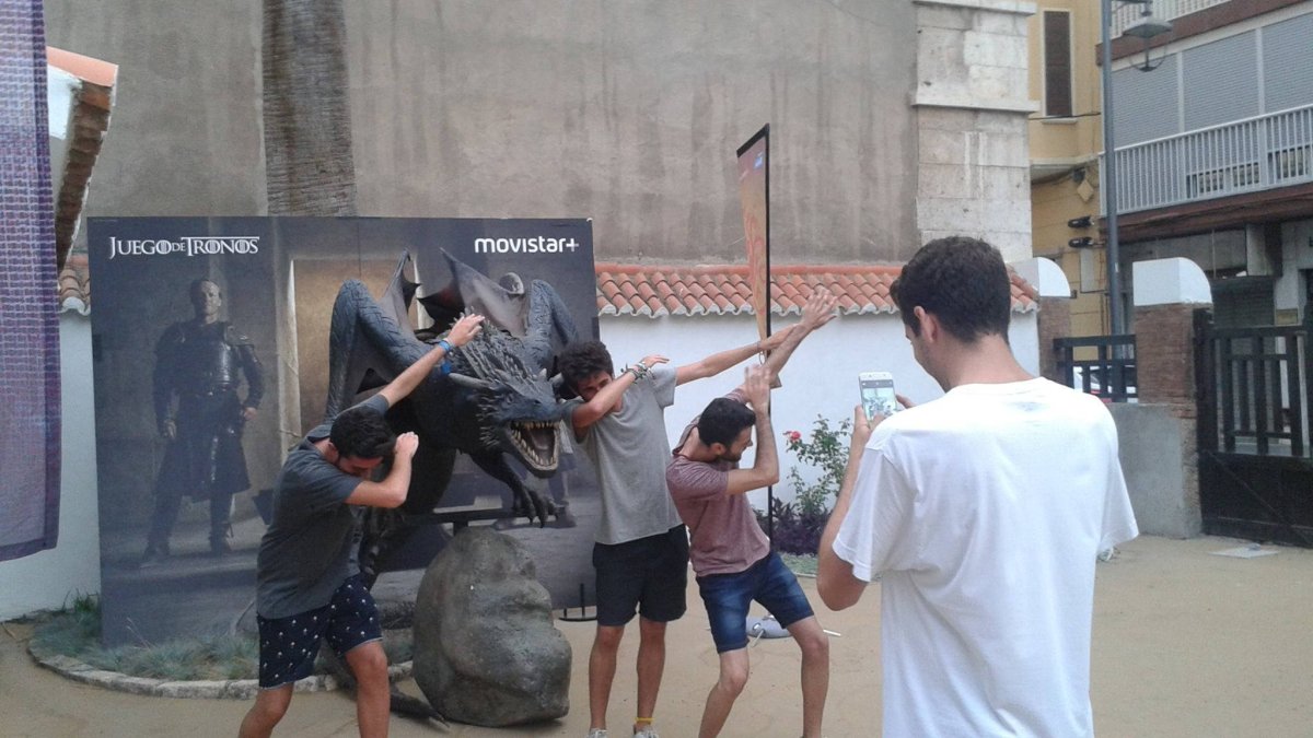 Turistas en la exposición de Juego de Tronos en el Museo Doña Pakyta.