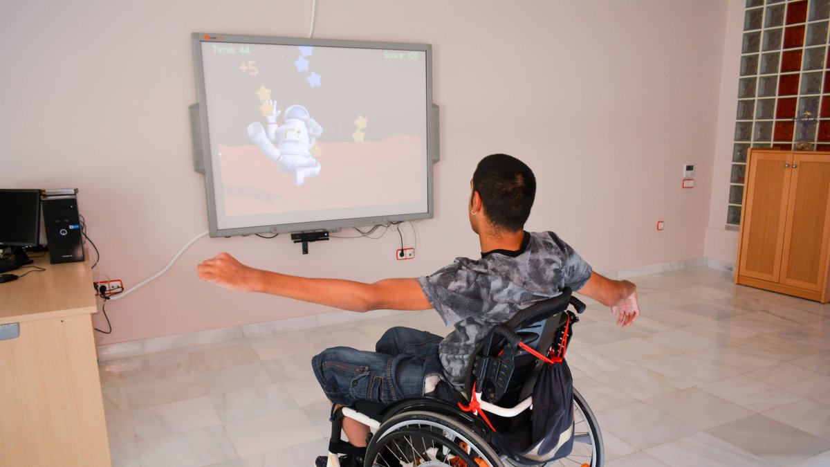 Ángel Rodríguez en una de las actividades organizadas en la residencia donde ha pasado parte de sus vacaciones. Foto FAAM