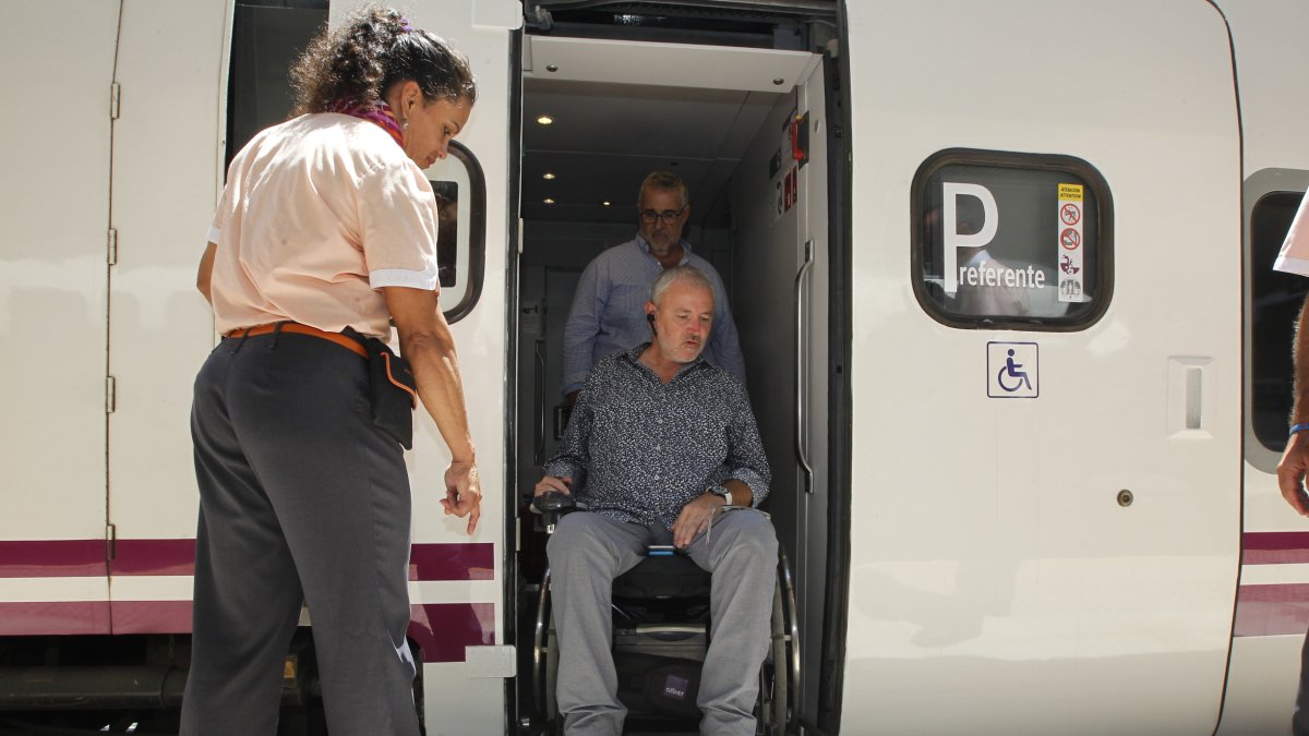 Cubrir el desnivel existente entre el andén y los vagones es una de las peticiones que reclama Verdiblanca.