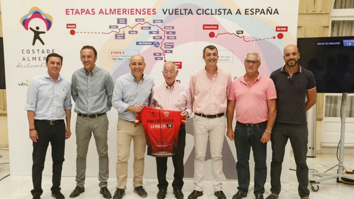 Domingo Fernández con el maillot con Gabriel Amat en la Diputación.