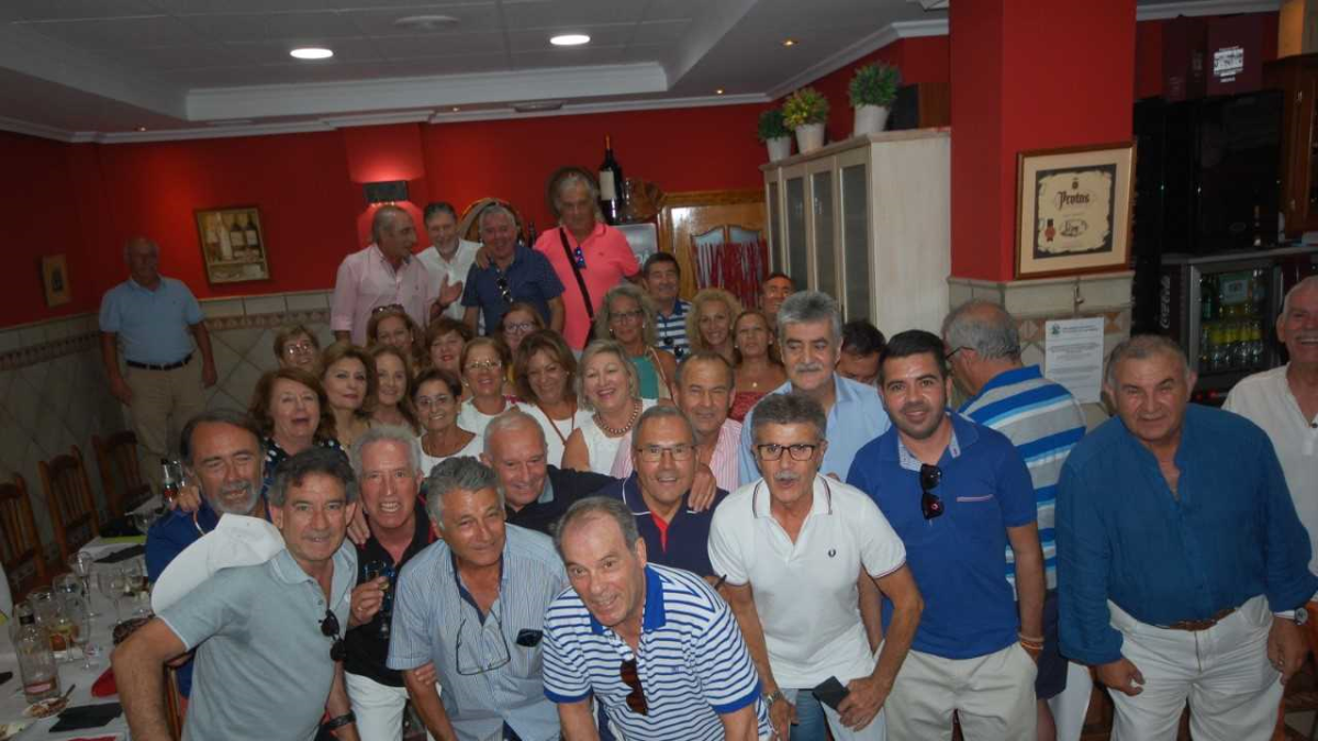 Los veteranos posan para la historia.