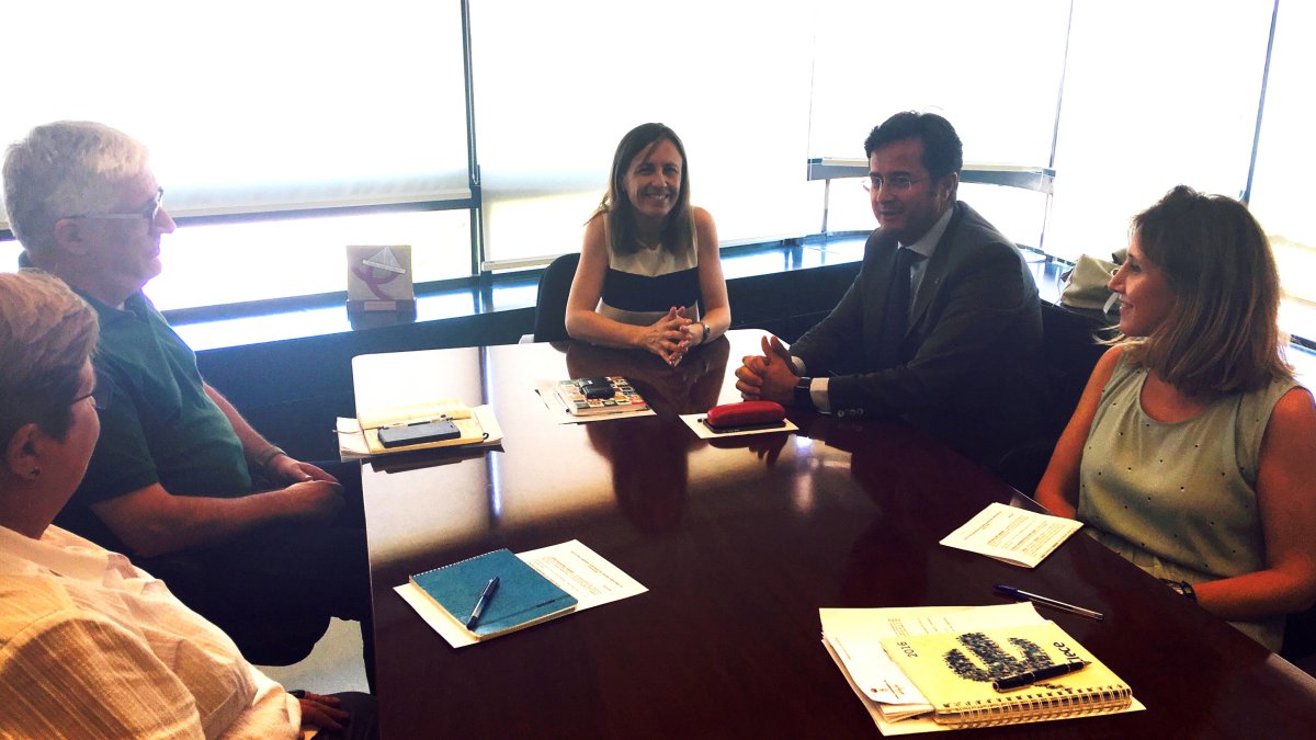 Reunión del alcalde, Francisco Góngora, con la delegada de Educación, Francisca Fernández.