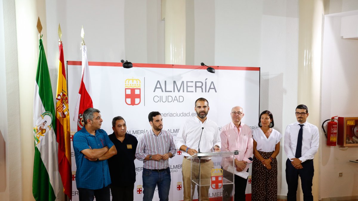 El alcalde, junto al concejal de Cultura y representantes de comercio, hostelería, turismo y taxis.