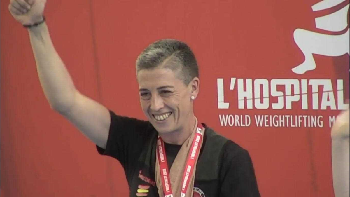 La campeona del mundo saluda a la afición.