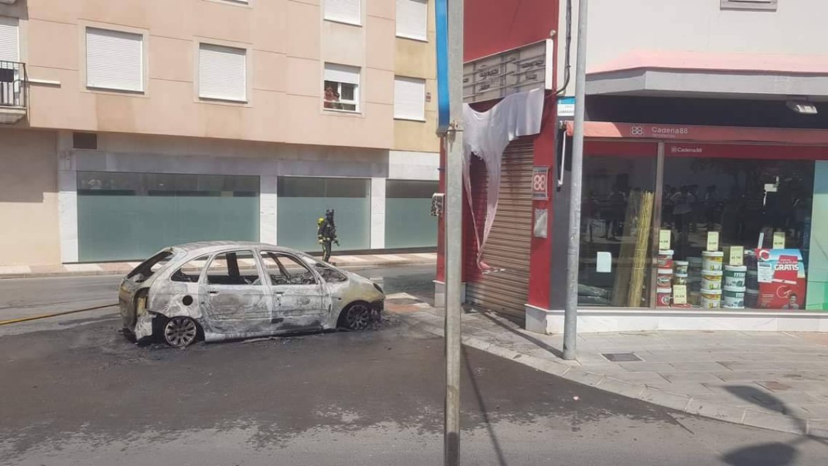 Imagen del coche calcinado cedida por Red Ciudadanos Roquetas de Mar.