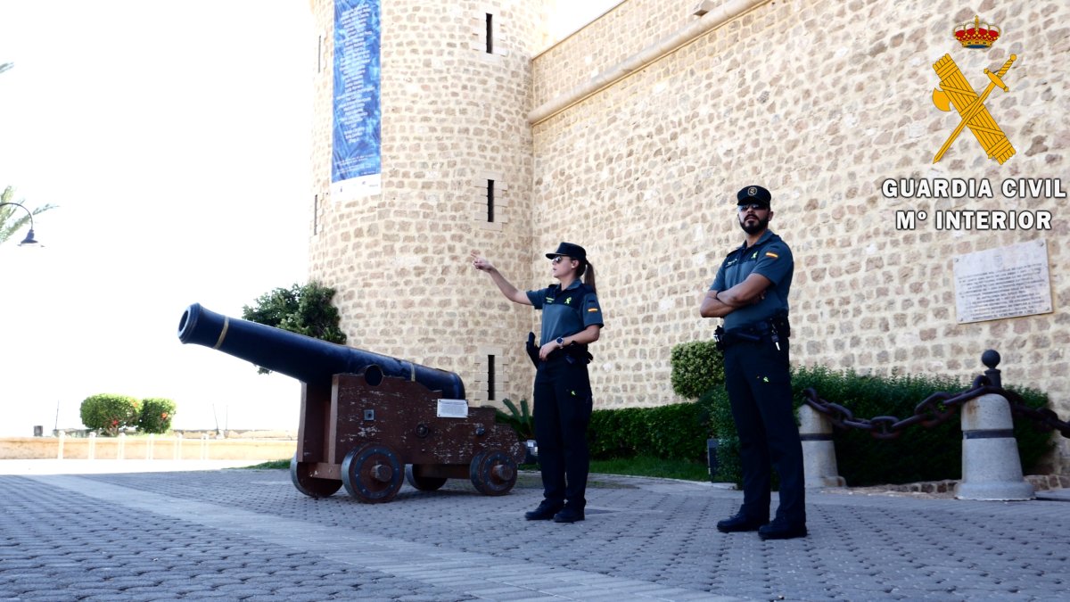 Agentes de la Guardia Civil en Roquetas.
