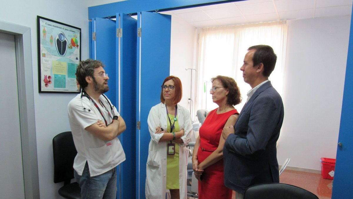 Gracia Fernández y José María Martín durante su visita al Hospital de Poniente.