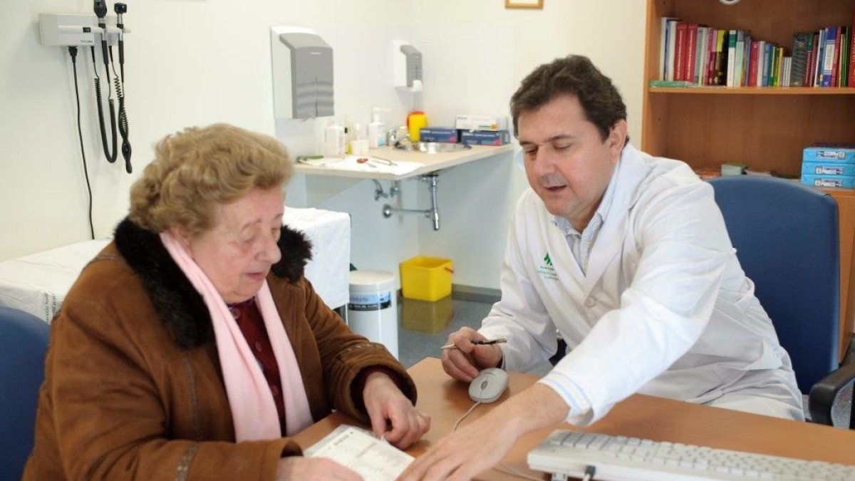 Un médico le explica a una paciente su diagnóstico.