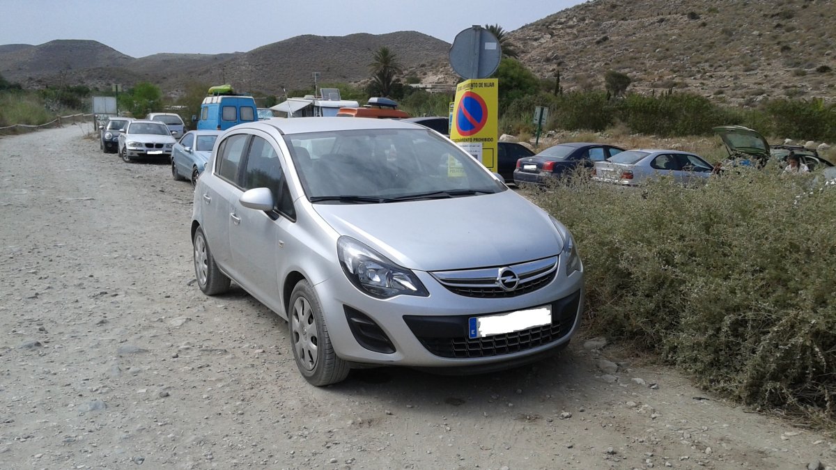 Vehículos aparcados en el camino de la playa de Los Genoveses en la Semana Santa del año pasado.