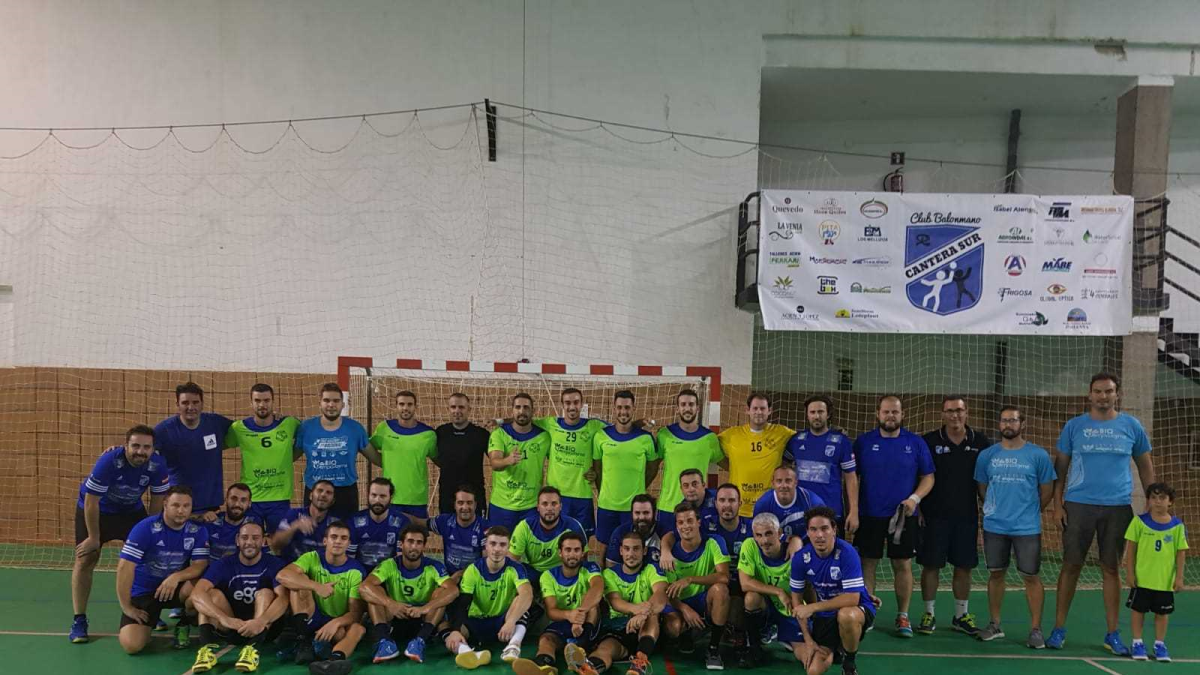 Los dos equipos en la pista.