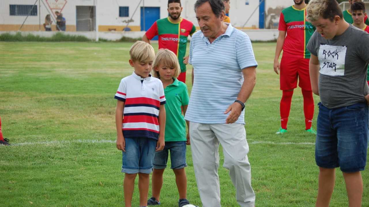 Buen toque de balón del veterano jugador.