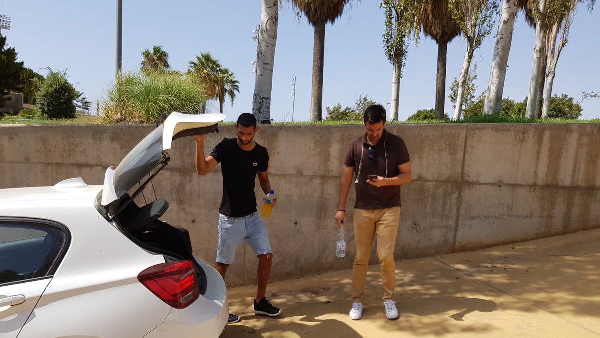 Joaquín Fernández guardando sus pertenencias.