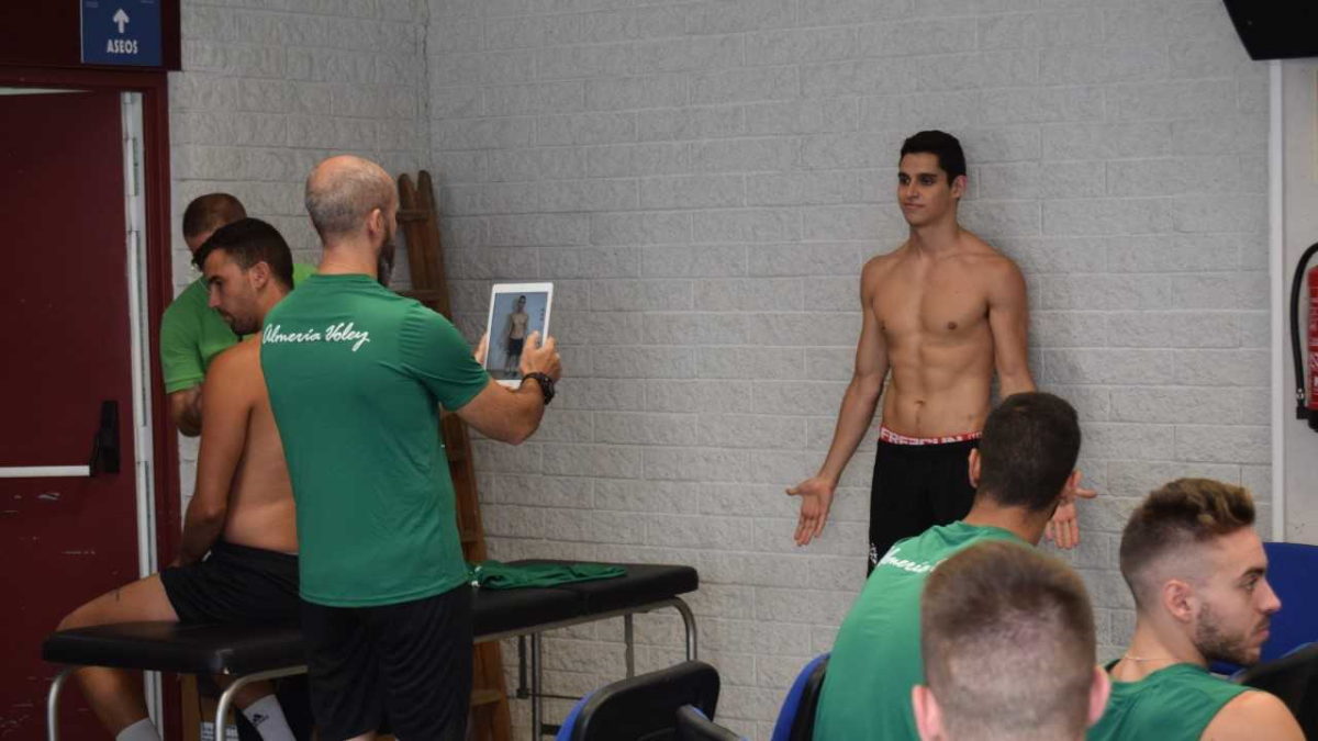 Los jugadores siendo examinados.