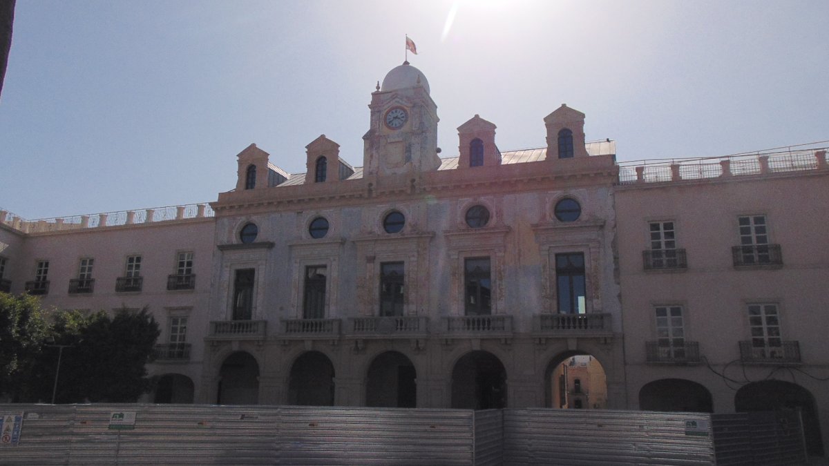 Fachada principal aún pendiente de rehabilitación final