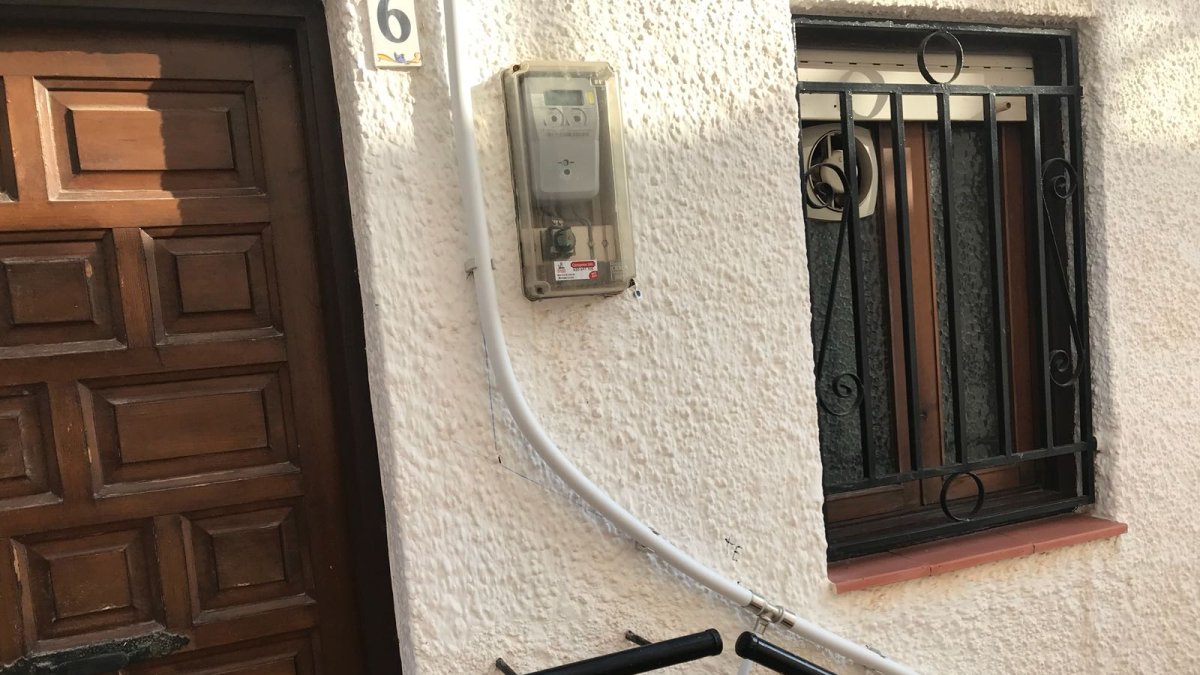 Una de las tuberías fijadas a la fachada de una vivienda, en una foto difundida por los vecinos.