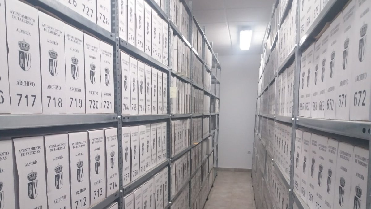 Aspecto de uno de los pasillos del archivo municipal de Tabernas.