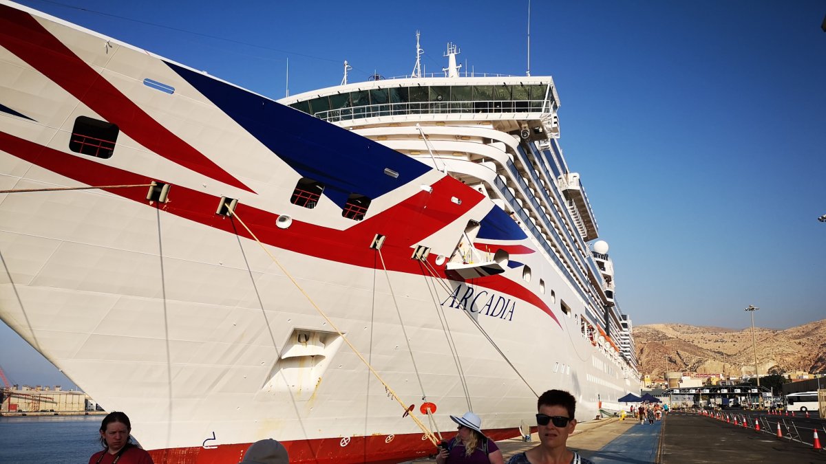 Turistas bajando de uno de los cruceros.