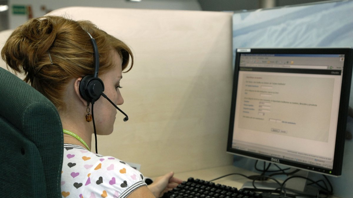 Una profesional ofrece atención telefónica a través de Salud Responde.