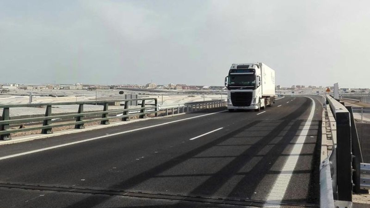 Uno de los tramos de la variante, durante las pruebas de firme ates de su inauguración.