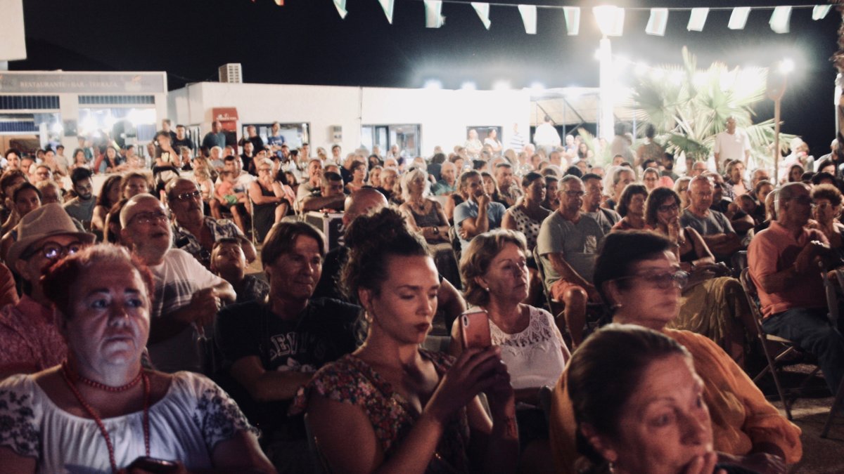Espectadores de una de las sesiones de cine de verano en Níjar.