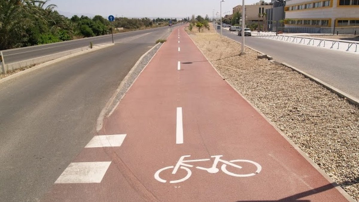 Carril bici ubicado en la ciudad de Almería.