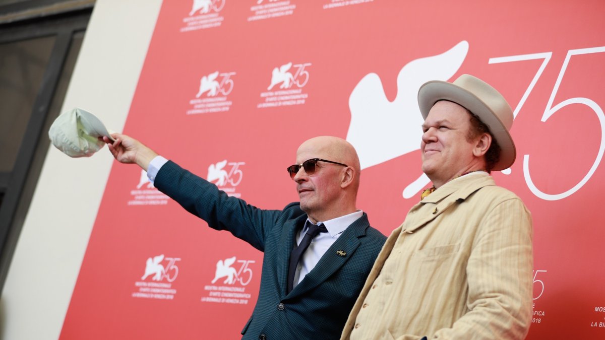 Jacques Audiard y John C. Reilly, ayer en la Mostra de Venecia tras la presentación de ‘The Sisters Brothers’. ASAC