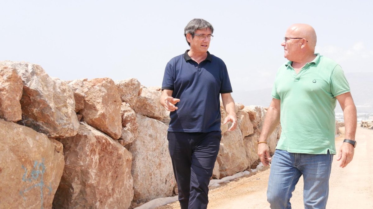 Manuel Cortés durante su visita a las obras de la nueva escollera en Adra.