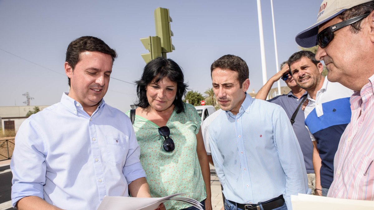 Visita de los diputados a Los Gallardos para ver los planos de la obra de la ampliación del Polideportivo.