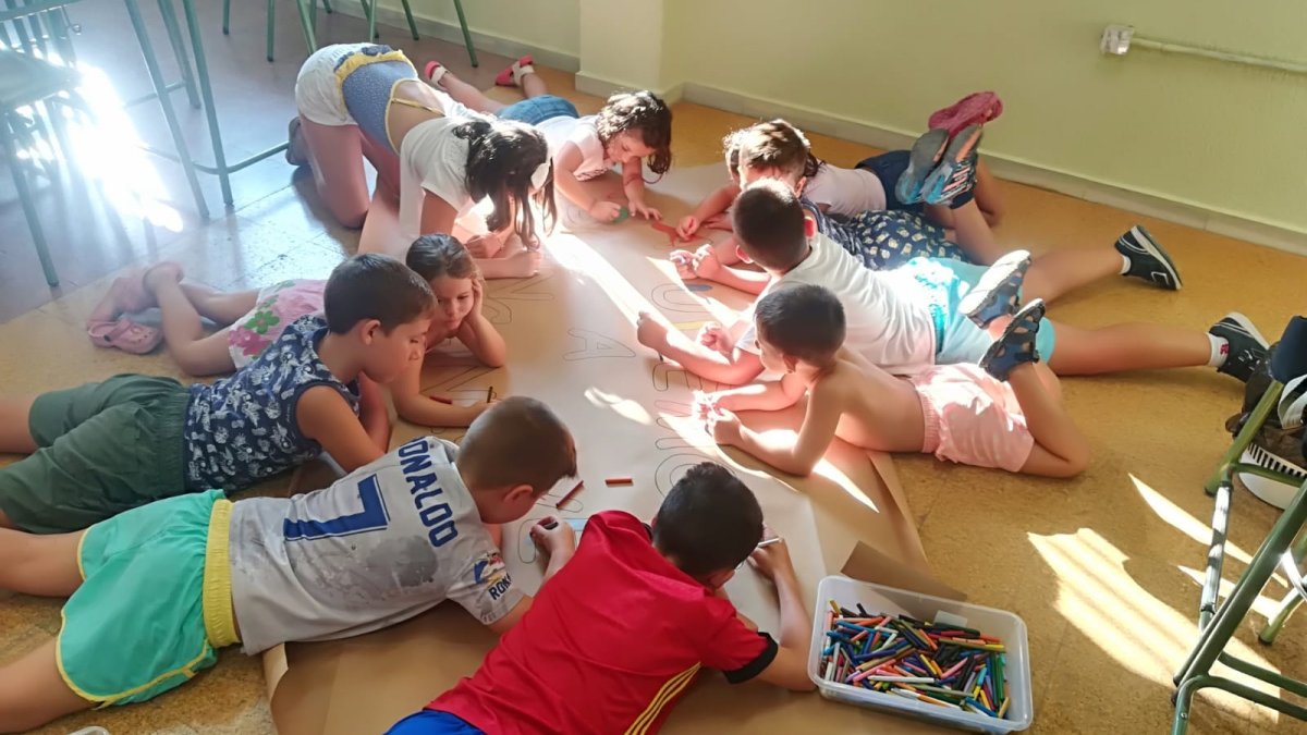 Participantes de las Escuelas de Verano realizadas en distintas sedes de Níjar durante algunos de los talleres.