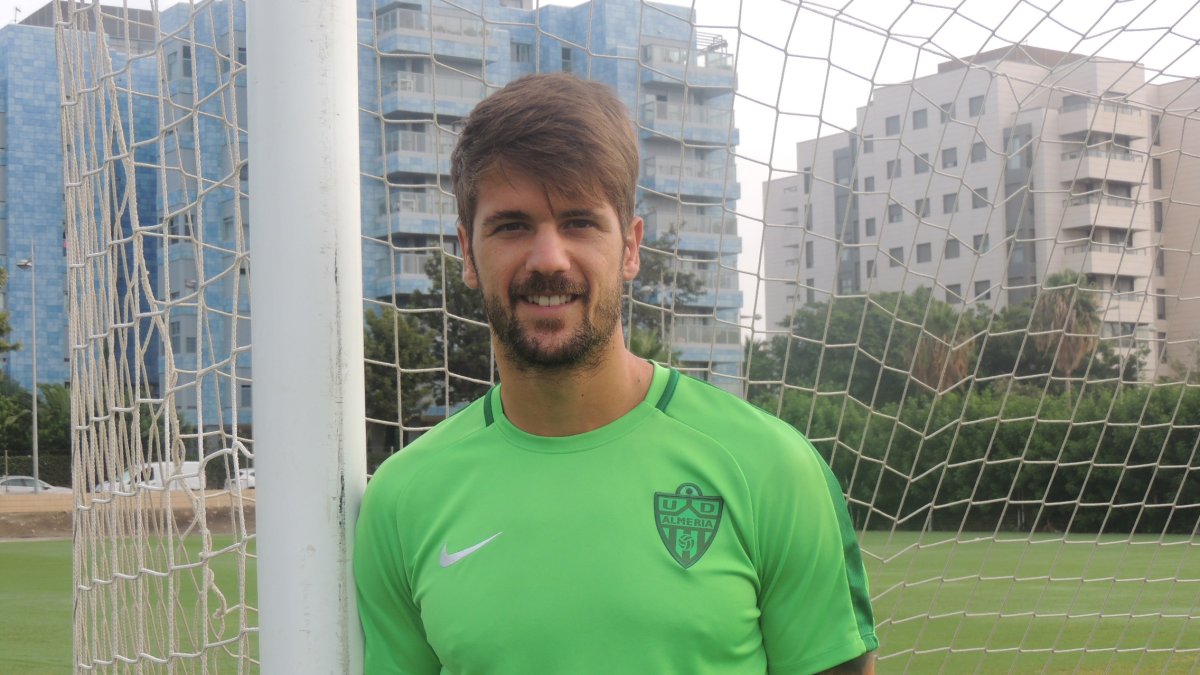 Mario Abenza posa para LA VOZ en el campo de la Vega de Acá.