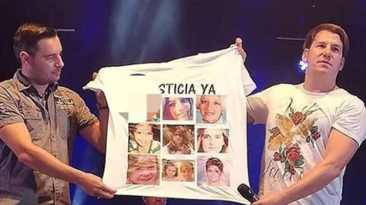 Camiseta mostrada con la cara oculta de Gabriel.