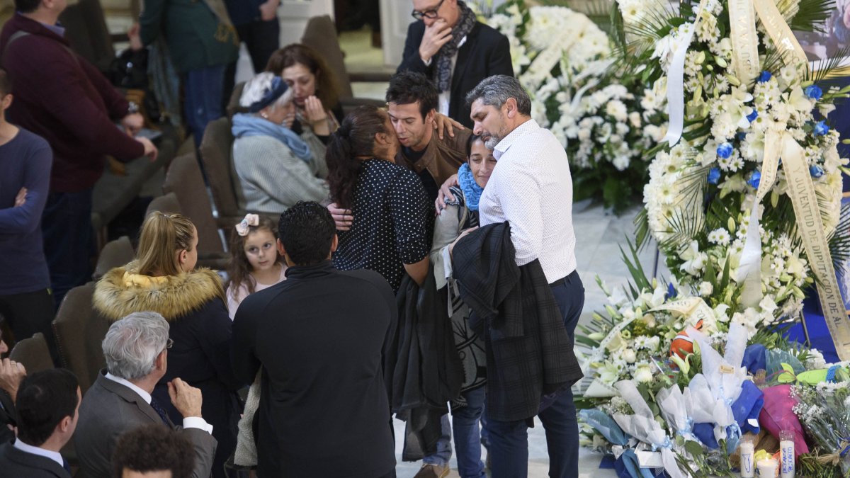 La familia Juan José Cortés con los padres de Gabriel Cruz en la capilla ardiente