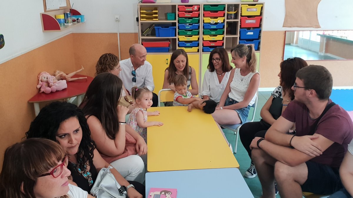 La delegada de Educación recorrió \'La Esmeralda\'.