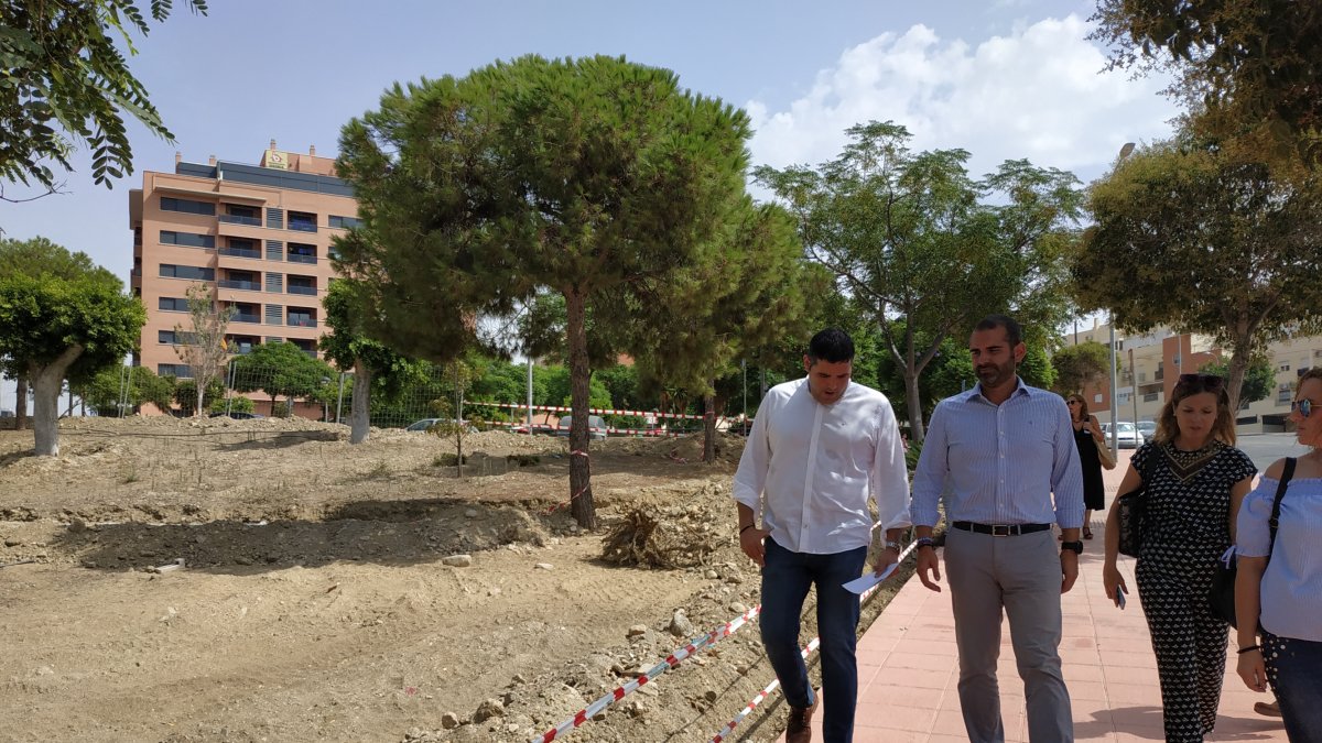 Visita a las obras en marcha para hacer un parque