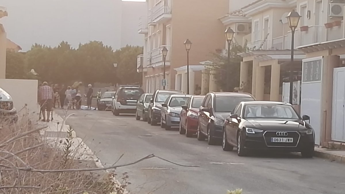 El cuerpo del fallecido espera en la calle la llegada del juez.
