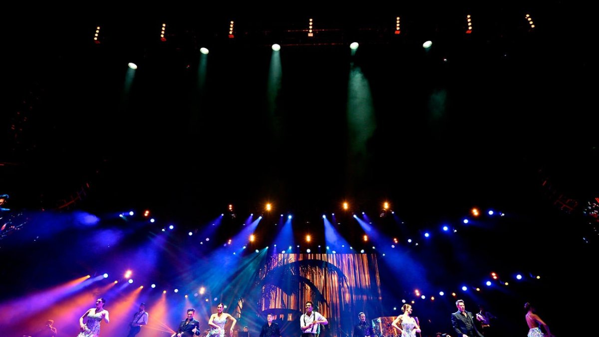 El show cuenta con bailarines, interacciones con vídeos y un estilo de los años 30.