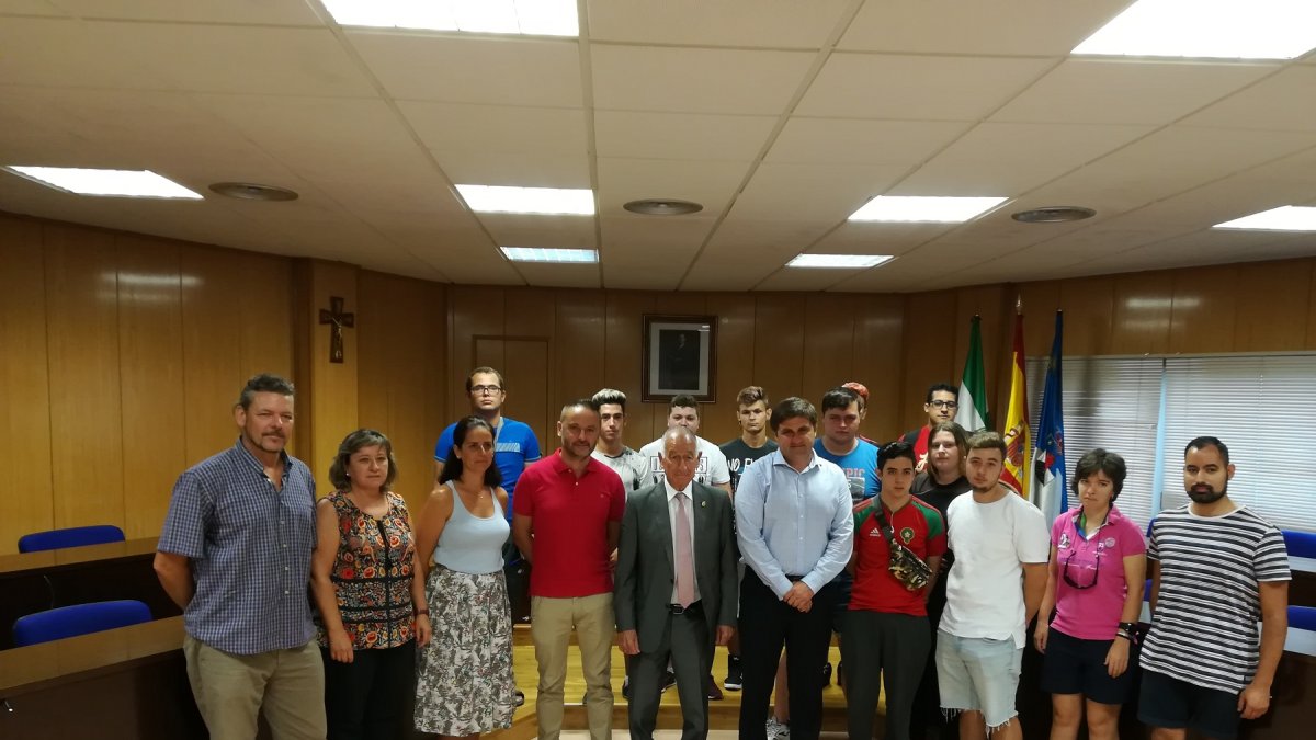 Alumnos y docentes, con el delegado de Empleo, el alcalde y el concejal de Roquetas.