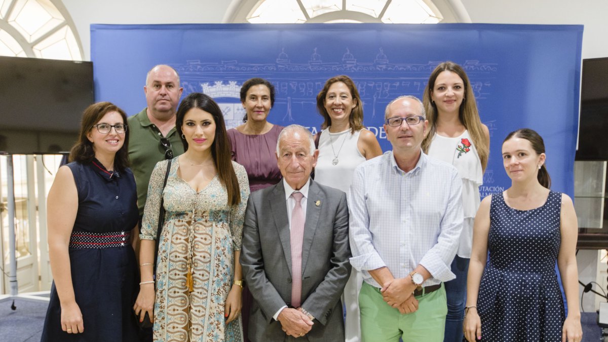 Gabriel Amat, con los nuevos empleados y el diputado de Personal, José Fernández.