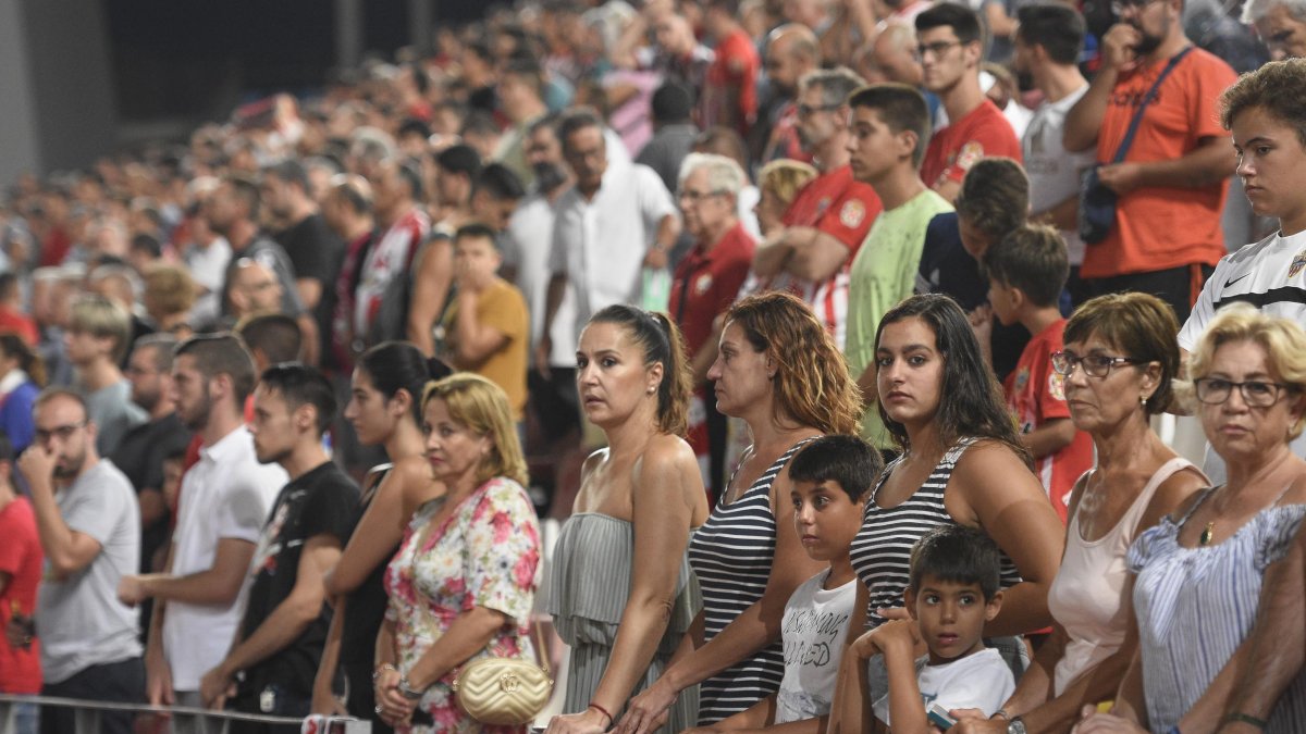 Los seguidores del Almería puestos en pie por Paco Andújar.