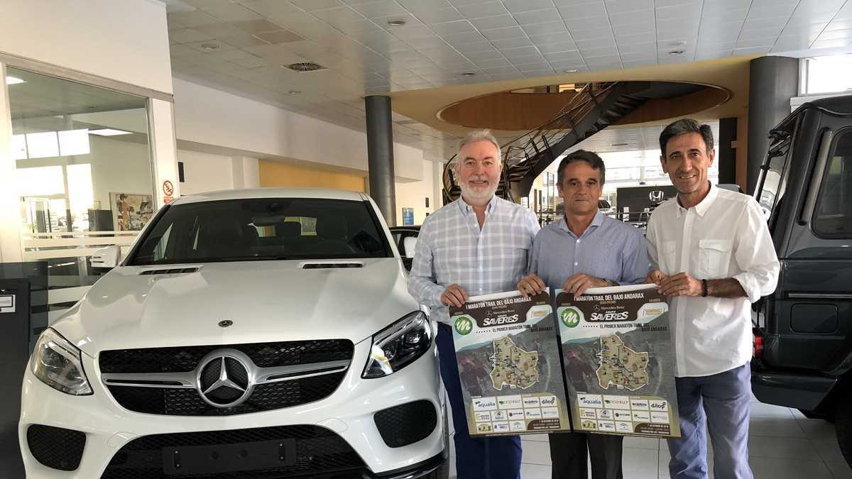 Almansa, Fernández e Ibáñez en el concesionario Mercedes.
