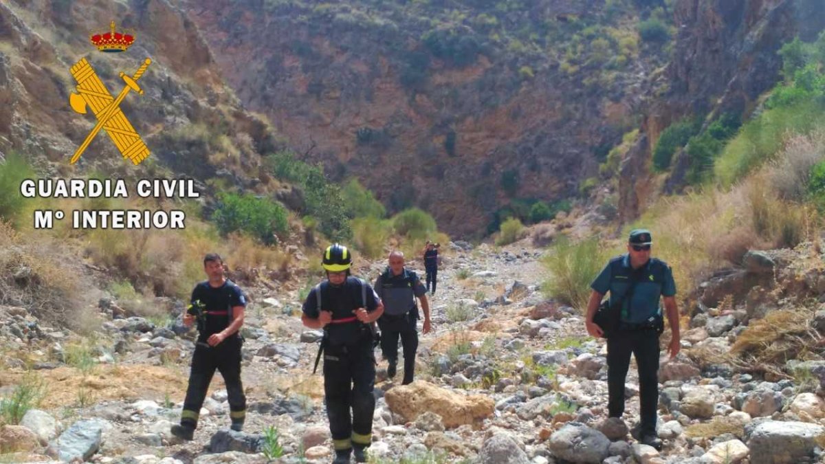 La Guardia Civil y los Bomberos del Poniente han actuado juntos en este rescate.