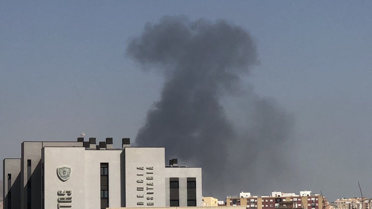 Columna de humo provocada por el incendio